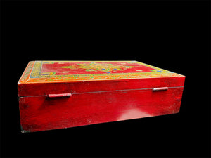 This charmingly painted box features one very large compartment and features a lid that is raised via hinges and. small brass knob as handle. The roominess of the box means it is perfect for holding everything from trinkets to watches, jewellery and keys. A lovely, hand painted piece of craftsmanship from Rajasthan, India.
Measurements: width 38, depth 25 cm, height 10 cm