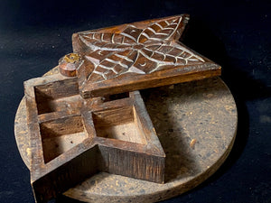Indian marsala box with carved top and swivel lid. Made from recycled Indian rosewood. Three compartments. This natural wood box make a lovely trinket box, key box, jewellery, watch or cufflink box. 1950s. Handmade in northern India. Measurements length 20 cm x width 14 cm, height 6 cm.