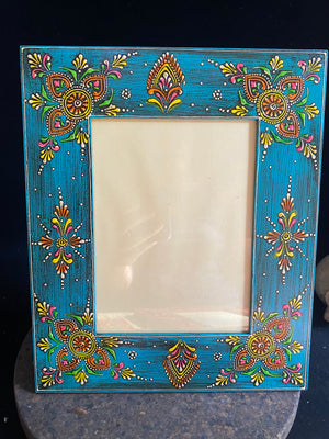 Bright, hand painted picture frame with glass inset window. Set it vertically or horizontally depending on the size of your picture. Hand made in India. Measurements: Outside frame 30 x 25 cm, inside window 19 x 14 cm