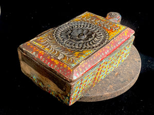 A lovely old southern Indian spice box with carved top, hand painted and swivel lid. Made from teak. Two compartments. This would make a lovely trinket box, key box, jewellery, watch or cufflink box. Circa 1880 - 1920. Handmade in southern India. Measurements: length 26 cm; depth 15 cm, height 9 cm.