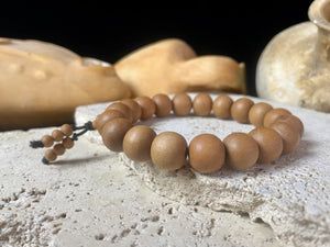 Sandalwood elasticised bracelet. This is a large bracelet and will fit most men's wrists, but also sits well on a women's wrist.  Measurements: Sandalwood beads 10 x 12 mm, inside bracelet circumference 17 cm (6.75 inches).