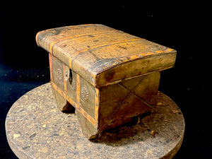 Vintage Indian jewellery box on wheels. Originally designed to be a children's toy, small jewelry box or trinket box. Rosewood, covered in embossed brass with copper strap highlights. A lovely old jewellery chest. Circa 1920. Handmade in India. Measurements: length 18 cm x depth 13 cm, height 13 cm.