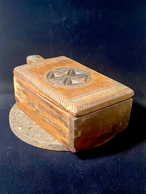 A large, heavy old Indian spice box with carved top and swivel lid. Teak. The weight of this box is just over 3 kg. Three compartments. This would make a lovely trinket box, key box, jewellery, watch or cufflink box. Circa 1880 - 1920. Handmade in southern India. Length 32 cm, width 17.5 cm, height 11.5 cm.