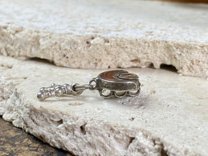 Antique amulet representing Shiva through its depiction of the upturned crescent moon. In the style of Kundan jewellery, glass over a coating of gold or copper. 19th century in age or older. High grade silver, northern India. This is a beautiful, old pendant. Height 3.2 cm, height of pendant 1.4 cm, width 1.5 cm