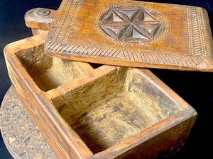 A large, heavy old Indian spice box with carved top and swivel lid. Teak. The weight of this box is just over 3 kg. Three compartments. This would make a lovely trinket box, key box, jewellery, watch or cufflink box. Circa 1880 - 1920. Handmade in southern India. Length 32 cm, width 17.5 cm, height 11.5 cm.