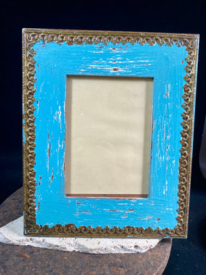 Distressed painted picture frame with brass detailing (jali work), glass inset window and stand. Set it vertically or horizontally depending on the size of your photo picture. Measurements: outside frame 28 x 23 cm, inside window 16.5 x 11.5 cm