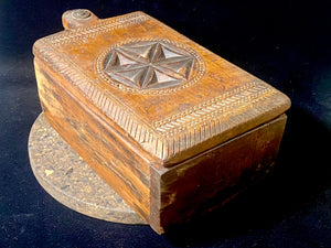 A large, heavy old Indian spice box with carved top and swivel lid. Teak. The weight of this box is just over 3 kg. Three compartments. This would make a lovely trinket box, key box, jewellery, watch or cufflink box. Circa 1880 - 1920. Handmade in southern India. Length 32 cm, width 17.5 cm, height 11.5 cm.