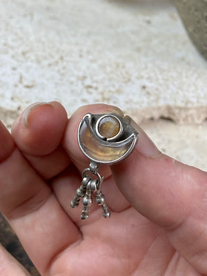 Antique amulet representing Shiva through its depiction of the upturned crescent moon. In the style of Kundan jewellery, glass over a coating of gold or copper. 19th century in age or older. High grade silver, northern India. This is a beautiful, old pendant. Height 3.2 cm, height of pendant 1.4 cm, width 1.5 cm