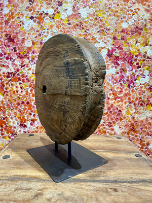 This lovely wooden pulley or spinning wheel, made from solid teak, stands on an iron stand and is repurposed as a piece of art. Originating from northern India and dating back to the early 20th century. Measurements: diameter 33cm, height 37.5cm, depth width of stand 8 cm