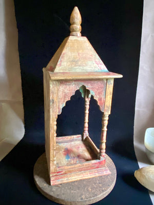 Solid timber shrine, nicho or display box, beautifully carved and finished on three sides with carved pillars, solid wood back, stepped up footing and peaked roof with finial. Most likely teak. Vintage, dating from the 1950-60s, southern India. Height 54 cm, depth 21 cm, width 23 cm