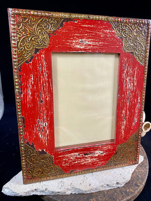 Distressed painted picture frame with brass detailing (jali work), glass inset window and stand. Set it vertically or horizontally depending on the size of your photo picture. Measurements: outside frame 28 x 23 cm, inside window 16.5 x 11.5 cm