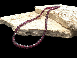 Simple garnet choker featuring facet cut garnet beads and sterling silver findings. Length 38 cm.