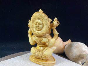 This is an exquisite Ganesh statue cast in cream coloured resin. Our very detailed Ganesh is hand finished to a very high standard. Measurements: height 16 cm, width 10 cm, depth 6 cm