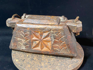 These oddly shaped pots were used to store mustard oil, ghee, yak butter and lantern oil. This very heavy example weighs 2.4 kg and is carved from solid teak. Hand beaten iron hinges. Traces of oil encrustation still inside. Age 1900-1920 or earlier. Measurements: width 29 cm, depth 12 cm, height 13.5 cm