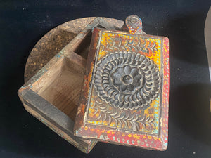 A lovely old southern Indian spice box with carved top, hand painted and swivel lid. Made from teak. Two compartments. This would make a lovely trinket box, key box, jewellery, watch or cufflink box. Circa 1880 - 1920. Handmade in southern India. Measurements: length 26 cm; depth 15 cm, height 9 cm.