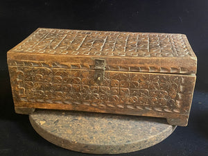 A lovely old Indian box, fully carved on all sides including the back. Made from teak. This would make a lovely trinket box, key box, jewellery, watch or cufflink box. Circa 1880 - 1920. Handmade in southern India. Measurements: length 30.5 cm  x depth 15 cm, height 12 cm.