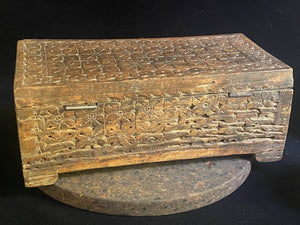 A lovely old Indian box, fully carved on all sides including the back. Made from teak. This would make a lovely trinket box, key box, jewellery, watch or cufflink box. Circa 1880 - 1920. Handmade in southern India. Measurements: length 30.5 cm  x depth 15 cm, height 12 cm.