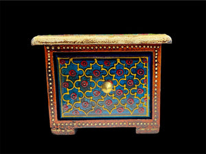 This very compact little box features one spacious drawer, small feet and a brass knob as a handle. The roominess of the drawer means our small chest is perfect for holding anything from keys to trinkets and jewellery. Width 13, depth 11 cm, height 10 cm