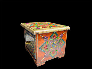 This very compact little box features one spacious drawer, small feet and a brass knob as a handle. The roominess of the drawer means our small chest is perfect for holding anything from keys to trinkets and jewellery. Width 13, depth 11 cm, height 10 cm