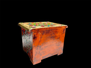 This very compact little box features one spacious drawer, small feet and a brass knob as a handle. The roominess of the drawer means our small chest is perfect for holding anything from keys to trinkets and jewellery. Width 13, depth 11 cm, height 10 cm