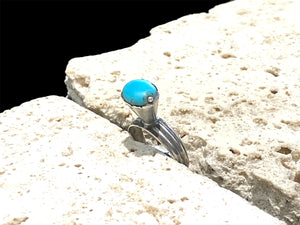 This unusual ring features an oval turquoise stone, set in a very high conical mount over a slender band. The turquoise stone is of excellent quality and contains very little matrix. Central Asia. Circa 1930. Stone 1 x 0.8 cm. Size 7 | 17.5 mm
