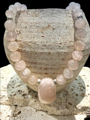 An elegant pink toned necklace of rose quartz, with a morganite pendant as centrepiece. Sterling silver beads and clasp. length: 46.5 cm, pendant 3 cm height