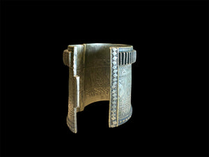 Antique hinged chur bracelet. Silver, early 20th century. Sindh region of Pakistan. Traditionally has a defensive function. Length 8.3 cm, inner circumference 16-18 cm