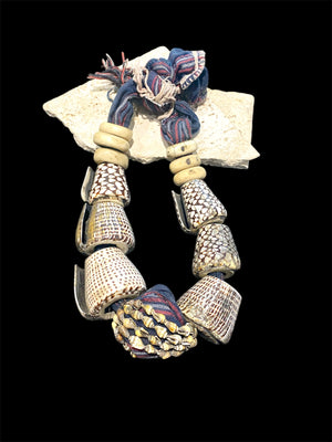 Bontoc woman’s belt (akusan). Cloth, shell, bone. Early 20th century. Bontoc people, Bontoc region, Philippines. Length 91 cm, length of longest shell 6.5 cm