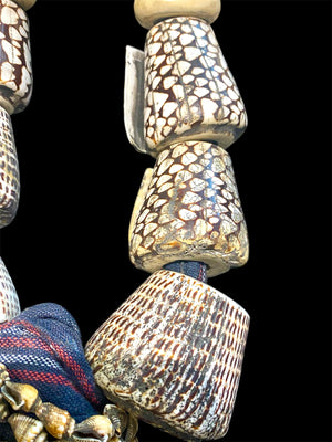 Bontoc woman’s belt (akusan). Cloth, shell, bone. Early 20th century. Bontoc people, Bontoc region, Philippines. Length 91 cm, length of longest shell 6.5 cm