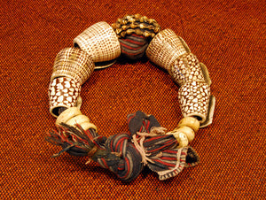 Bontoc woman’s belt (akusan). Cloth, shell, bone. Early 20th century. Bontoc people, Bontoc region, Philippines. Length 91 cm, length of longest shell 6.5 cm