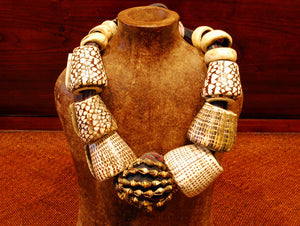 Bontoc woman’s belt (akusan). Cloth, shell, bone. Early 20th century. Bontoc people, Bontoc region, Philippines. Length 91 cm, length of longest shell 6.5 cm