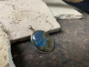 Large ival labradorite oendant set in sterling sulver, excellent blue fire, length 5.2 cm