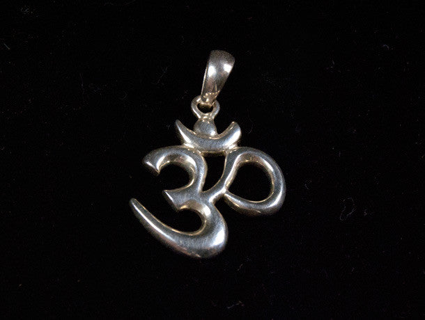 A simple, beautiful Om pendant, heavy sterling silver. Om is considered by Buddhists to be the first sound ever uttered out loud in the newly created universe, and is the first syllable of the mantra to Avalokitsvara, the Compassionate Buddha. It is a powerful protective symbol. Height including bail 3 cm (1.15")