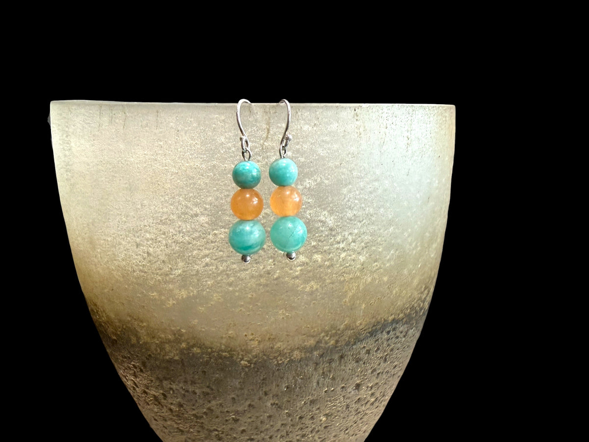 Elegant amazonite and red aventurine earrings with sterling sterling silver detailing and hooks. Light and easy to wear all day long. Length 3 cm