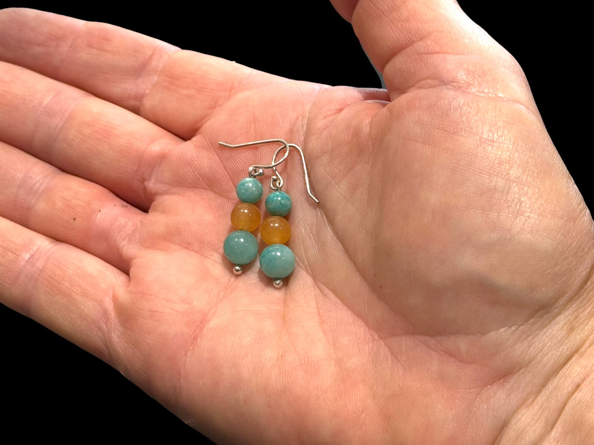 Elegant amazonite and red aventurine earrings with sterling sterling silver detailing and hooks. Light and easy to wear all day long. Length 3 cm