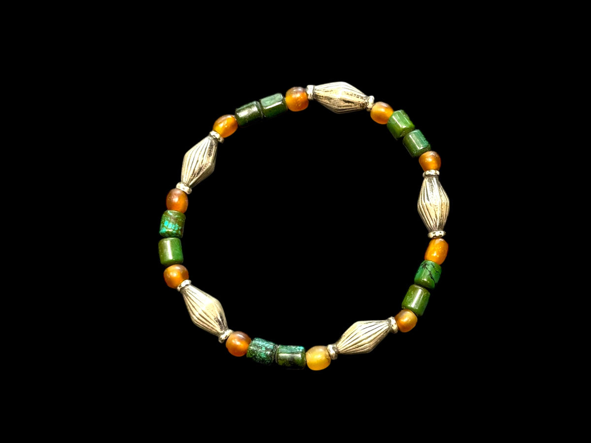 Chrysocolla, vintage Indian silver and buffalo horn beads. Strung on sturdy elastic cord for a seamless look. Unisex bracelet, length 18.4 cm, size 17cm.