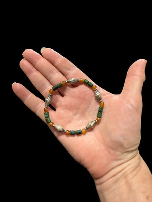 Chrysocolla, vintage Indian silver and buffalo horn beads. Strung on sturdy elastic cord for a seamless look. Unisex bracelet, length 18.4 cm, size 17cm.