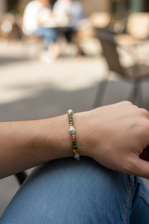 Chrysocolla, vintage Indian silver and buffalo horn beads. Strung on sturdy elastic cord for a seamless look. Unisex bracelet, length 18.4 cm, size 17cm.