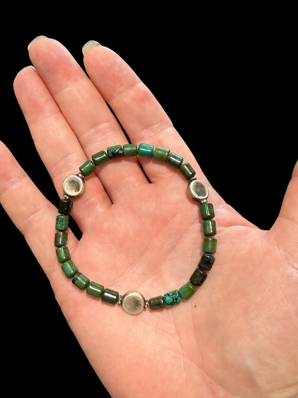 Chrysocolla and vintage Indian silver. Strung on stretchy elastic for a seamless look. This is a unisex bracelet, length 19 cm, size 18 cm.