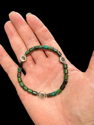 Chrysocolla and vintage Indian silver. Strung on stretchy elastic for a seamless look. This is a unisex bracelet, length 19 cm, size 18 cm.