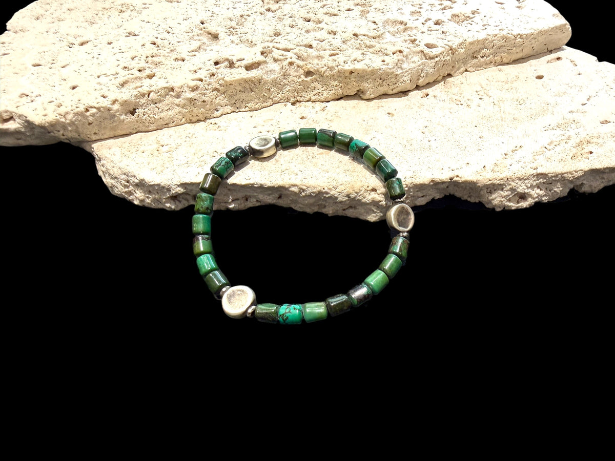 Chrysocolla and vintage Indian silver. Strung on stretchy elastic for a seamless look. This is a unisex bracelet, length 19 cm, size 18 cm.