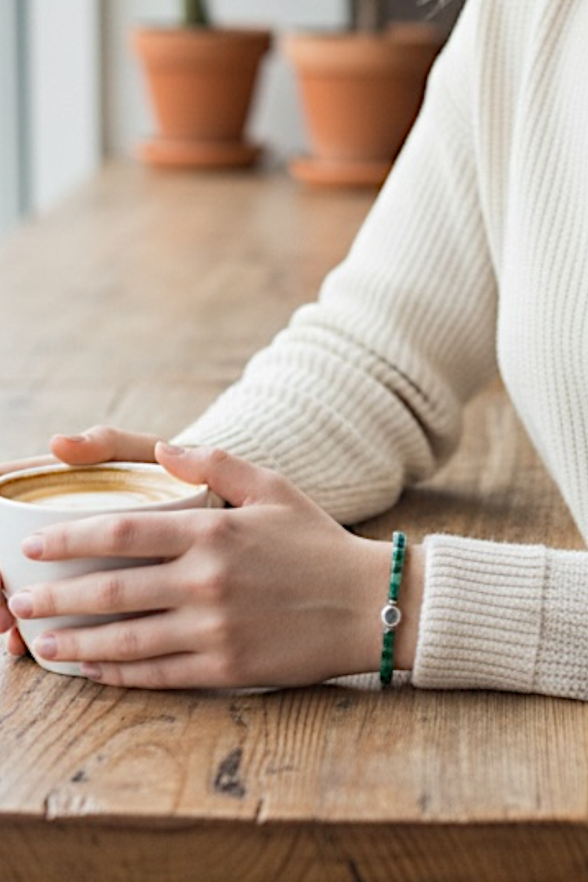 Chrysocolla and vintage Indian silver. Strung on stretchy elastic for a seamless look. This is a unisex bracelet, length 19 cm, size 18 cm.