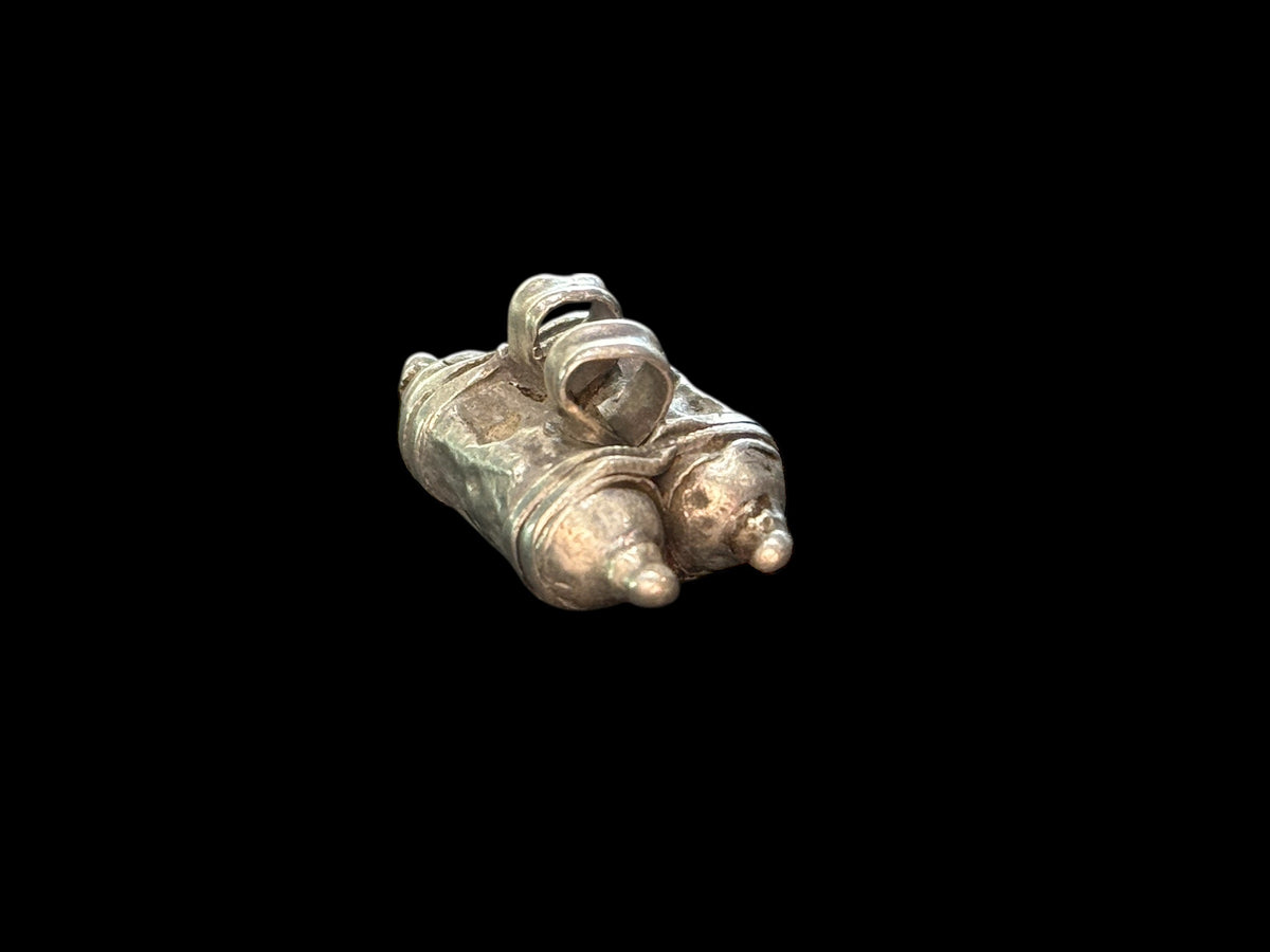 High grade silver double amulet with fused ends, early 20th century or earlier, from northern India. Altogether a solid and heavy, very wearable piece of history. Length 3 cm, depth 1.8 cm, height including bail 1.6 cm