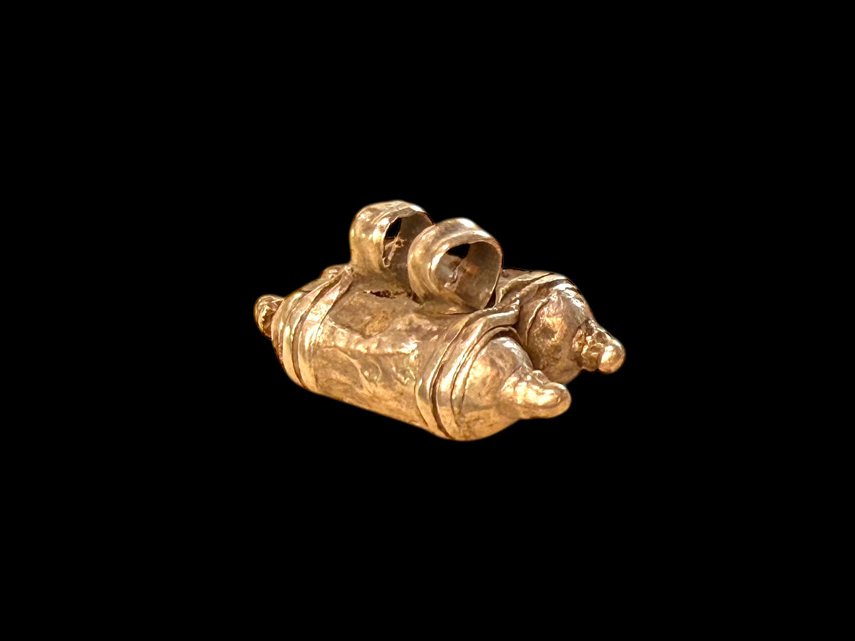 High grade silver double amulet with fused ends, early 20th century or earlier, from northern India. Altogether a solid and heavy, very wearable piece of history. Length 3 cm, depth 1.8 cm, height including bail 1.6 cm