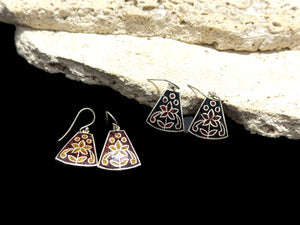 Enamel dangle earrings in shades of light/dark bronze and black/brown over sterling silver. Lightweight and easy to wear, sterling silver hooks. Length
3.2 cm including hook