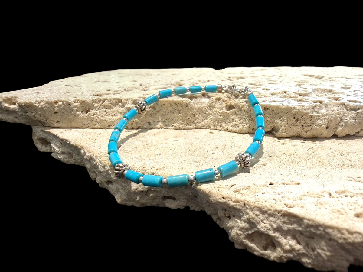Fine turquoise bracelet of sky blue Arizona turquoise, finished with sterling silver spacer beads and a sterling silver clasp. Length 18.5 cm, size 16.