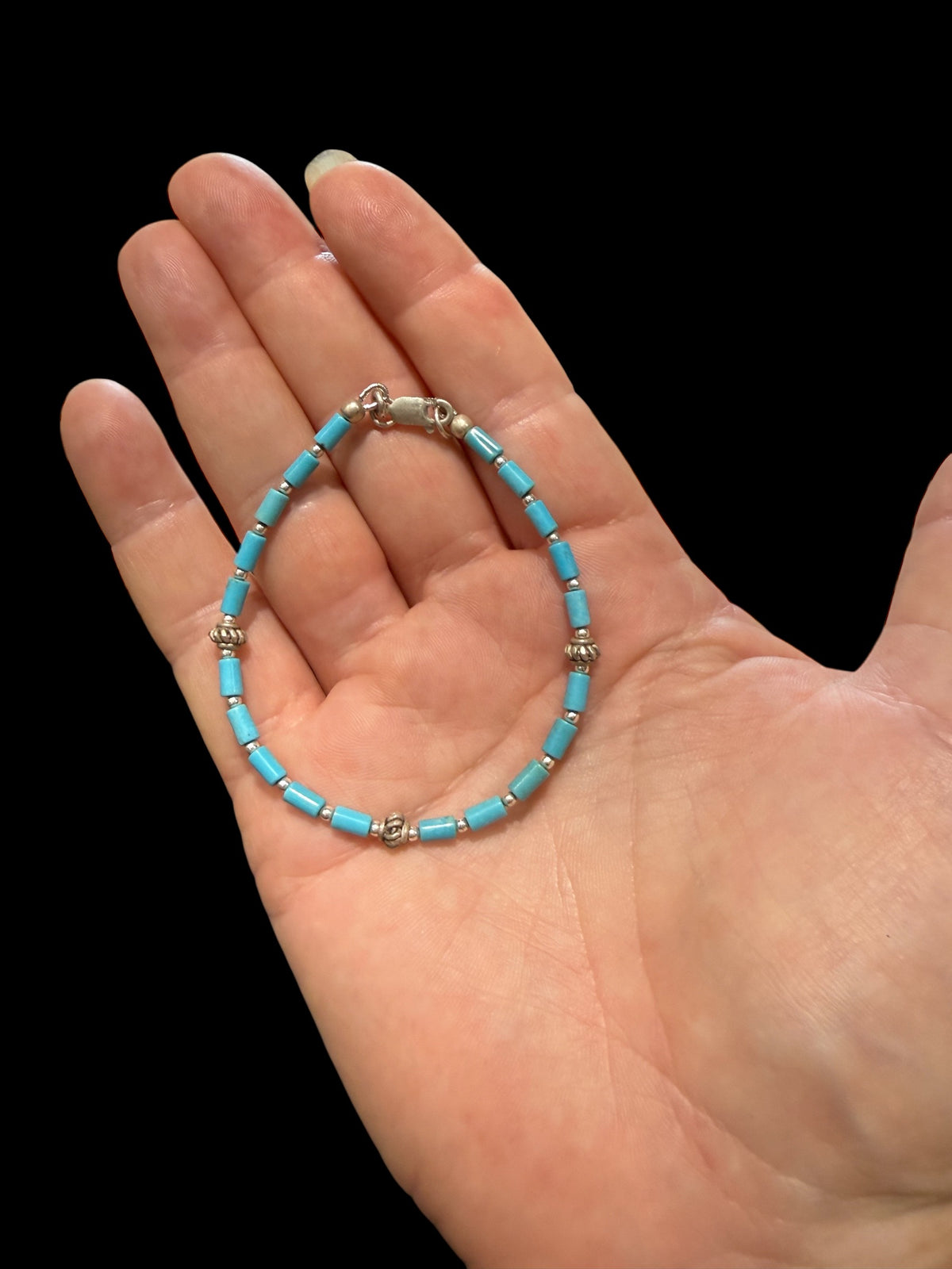 Fine turquoise bracelet of sky blue Arizona turquoise, finished with sterling silver spacer beads and a sterling silver clasp. Length 18.5 cm, size 16.