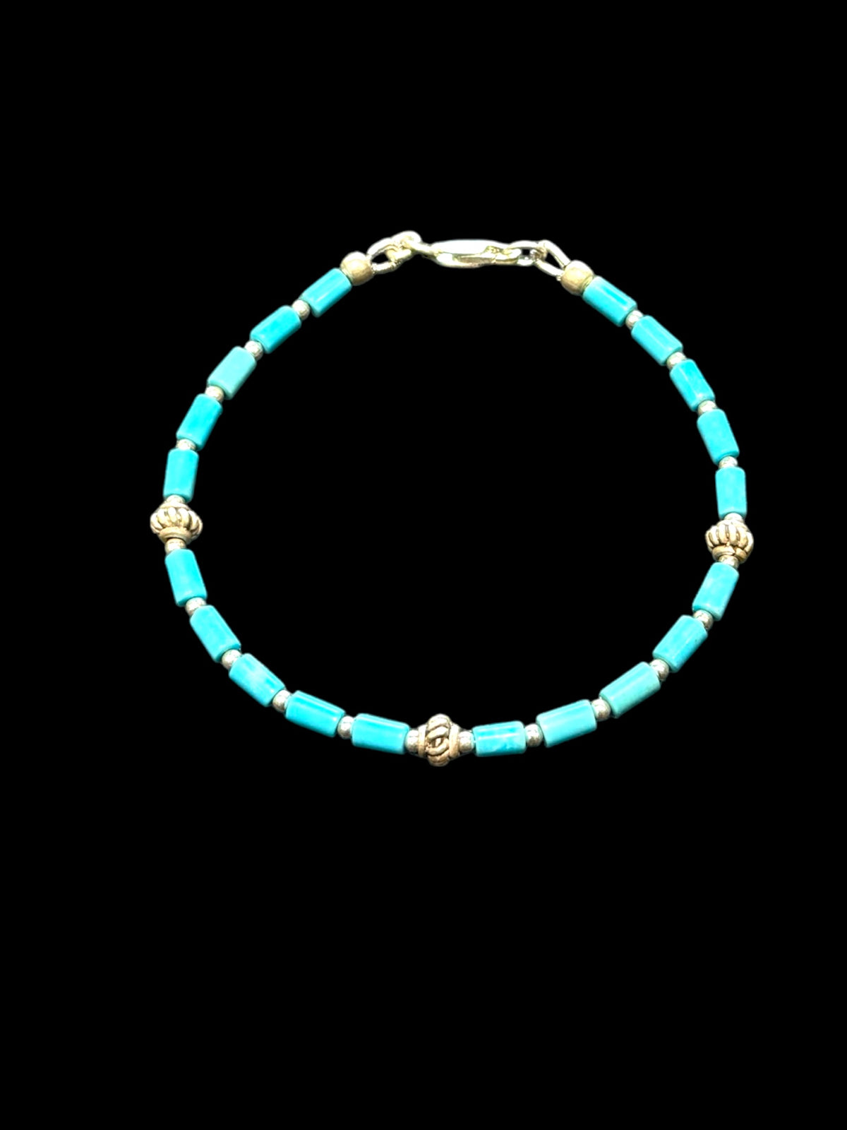 Fine turquoise bracelet of sky blue Arizona turquoise, finished with sterling silver spacer beads and a sterling silver clasp. Length 18.5 cm, size 16.