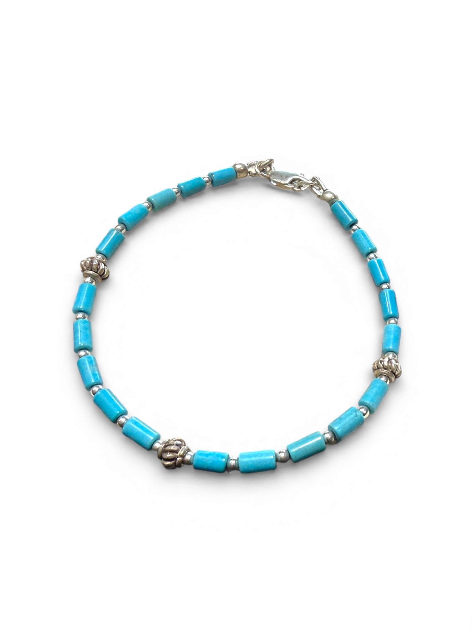 Fine turquoise bracelet of sky blue Arizona turquoise, finished with sterling silver spacer beads and a sterling silver clasp. Length 18.5 cm, size 16.