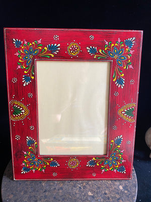Bright, hand painted picture frame with glass inset window. Set it vertically or horizontally depending on the size of your picture. Hand made in India. Measurements: Outside frame 30 x 25 cm, inside window 19 x 14 cm
